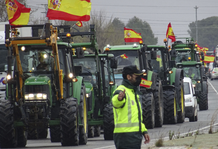 Las protestas agrícolas mantienen cortadas grandes vías en seis regiones españolas
