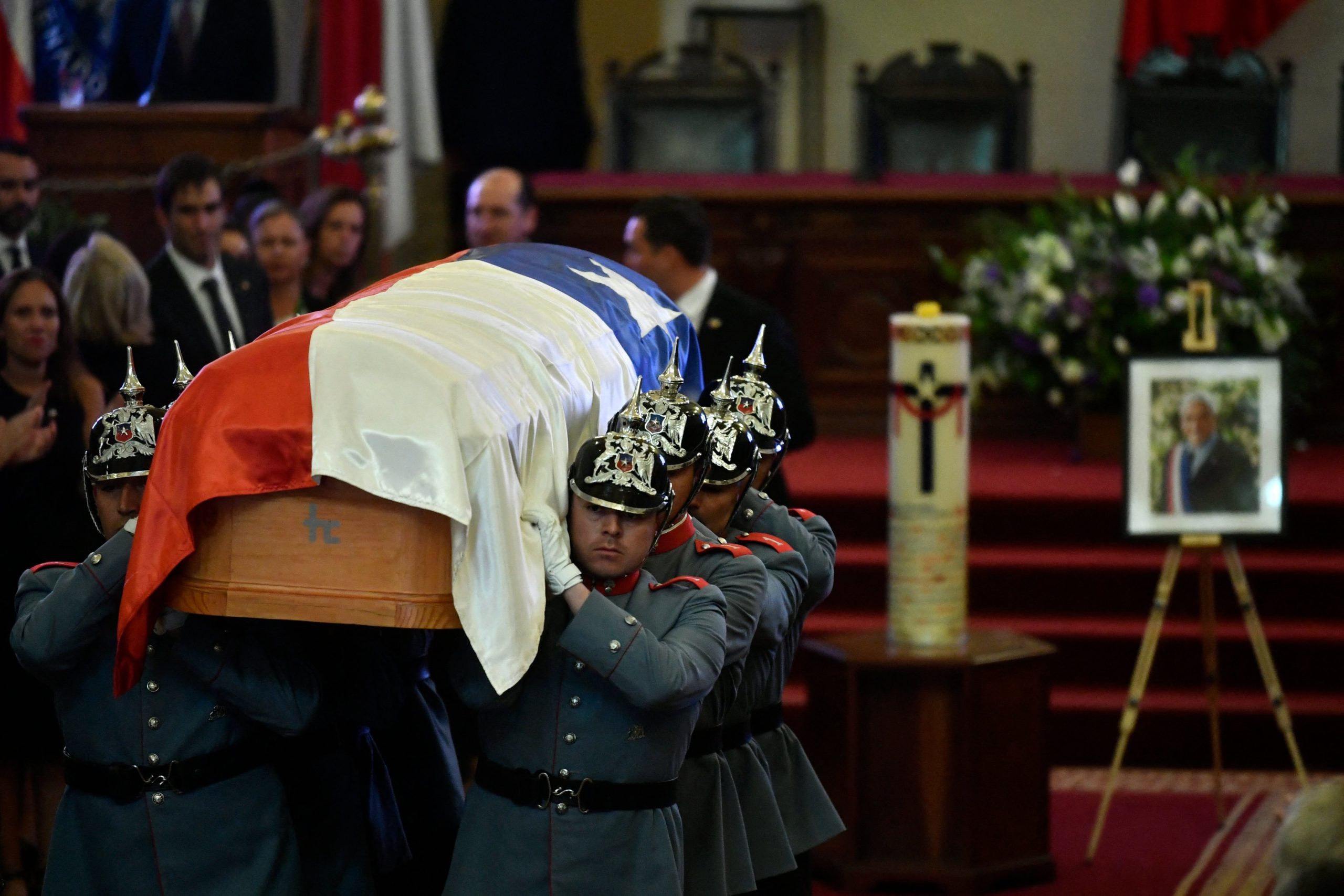 “Piñera abrió camino a una derecha moderna y democrática”, dice Boric en su funeral