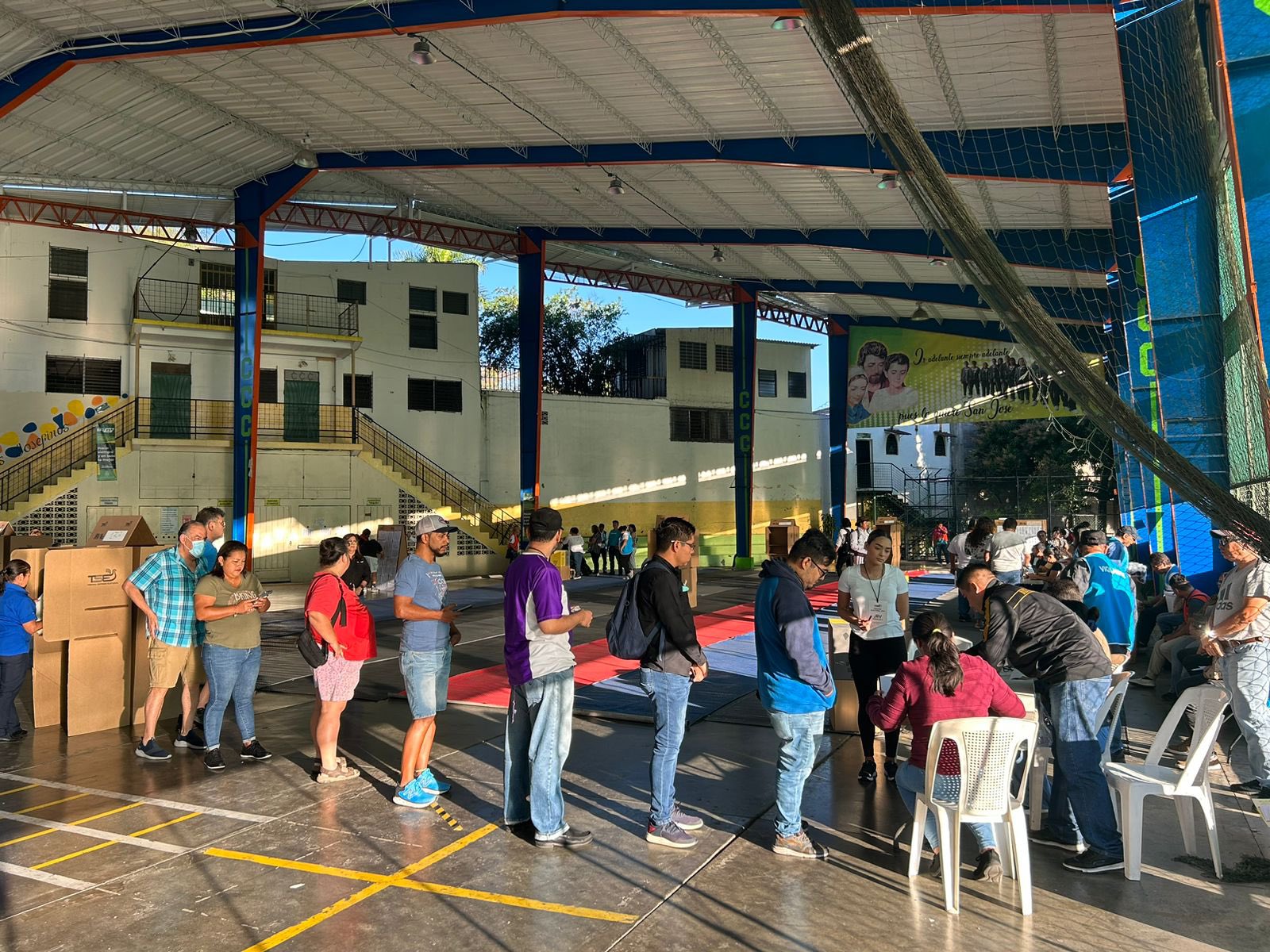 Abren los centros de votación para las legislativas y presidenciales en El Salvador