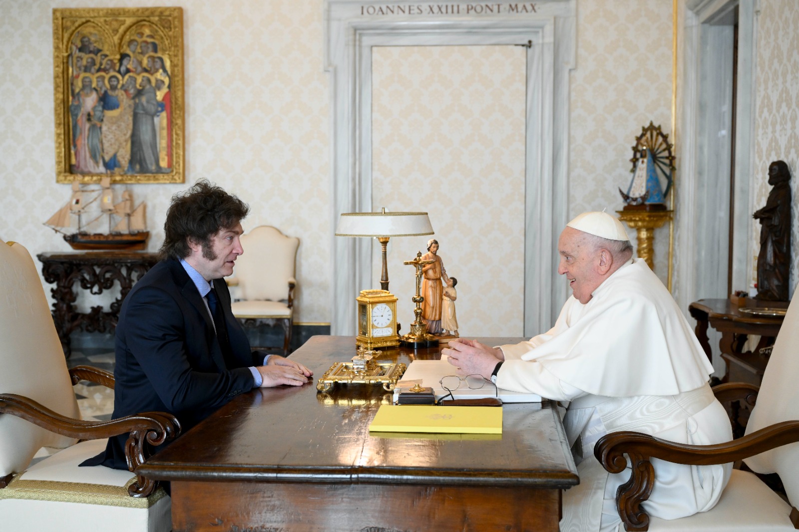 Milei se reunió una hora con el papa Francisco y le regaló alfajores y galletas de limón
