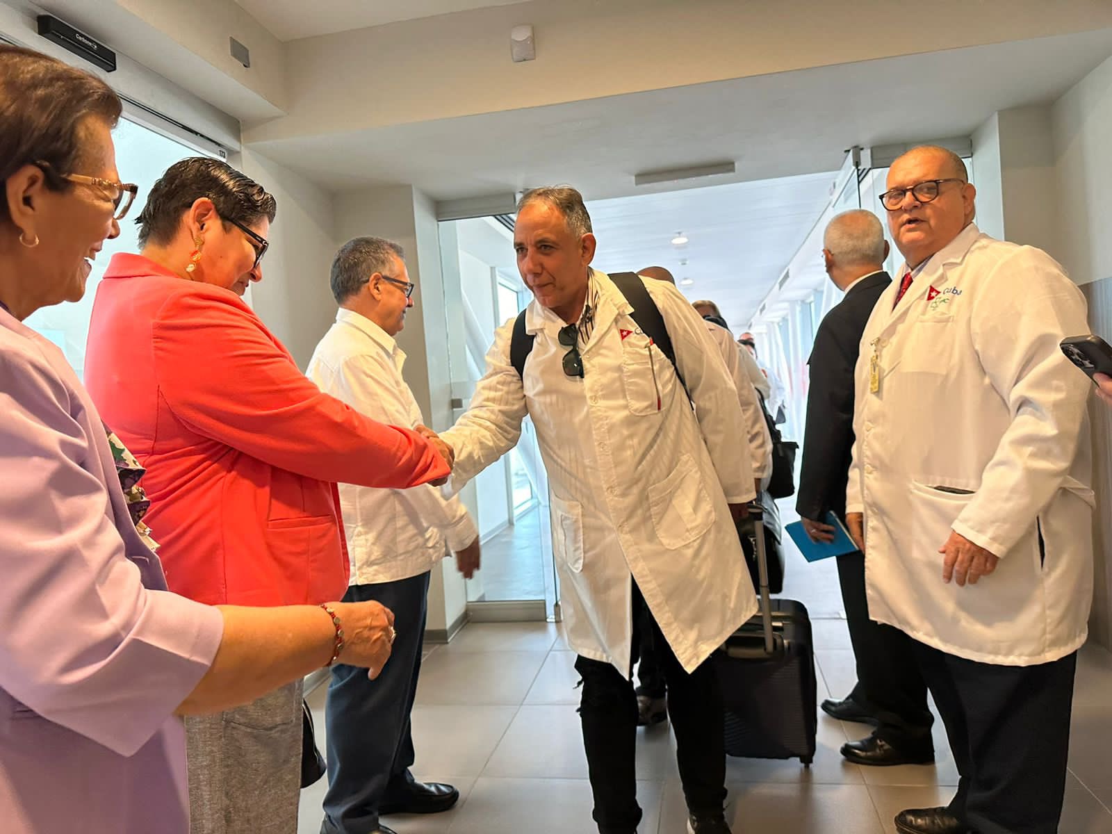 Llega a Honduras delegación de más de 80 médicos cubanos