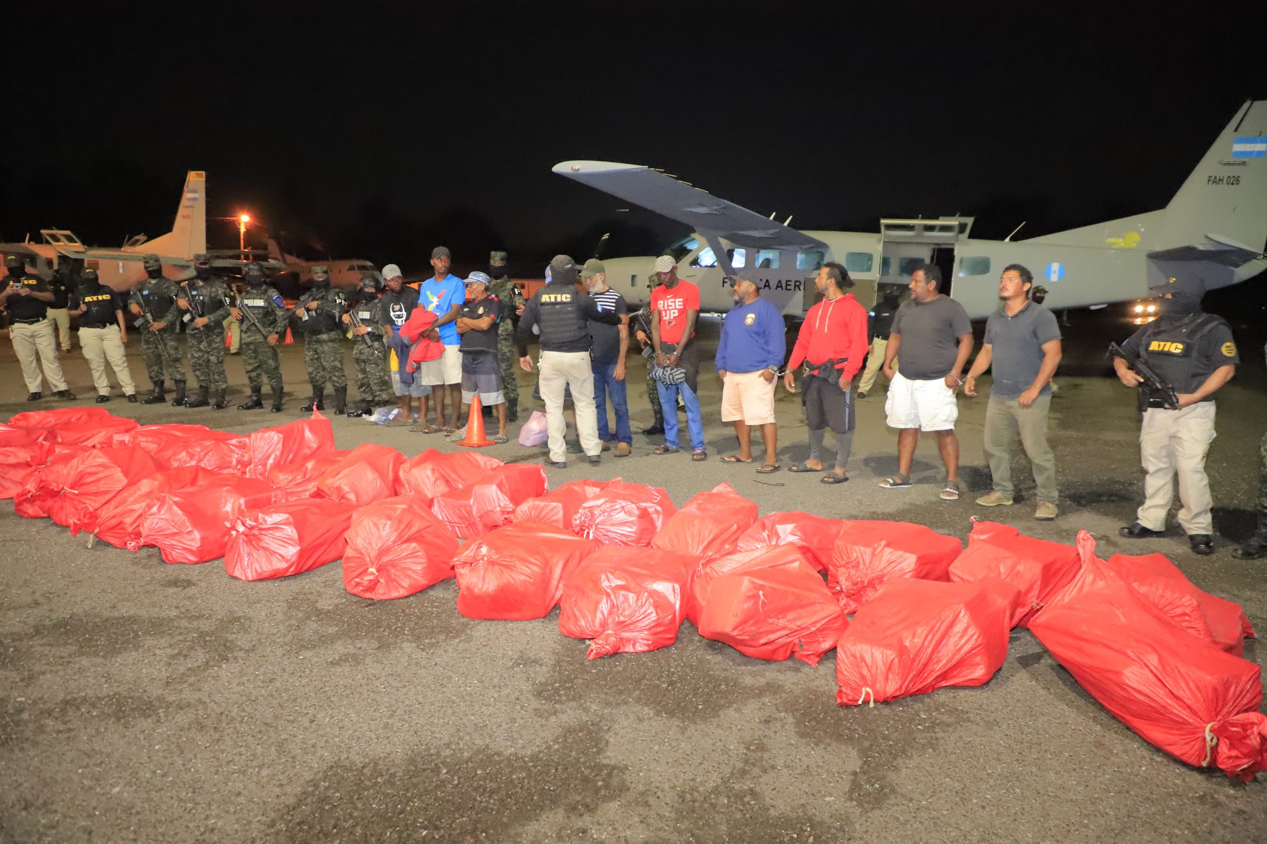 Detienen a diez personas e incautan 1.3 toneladas de cocaína en el Caribe hondureño