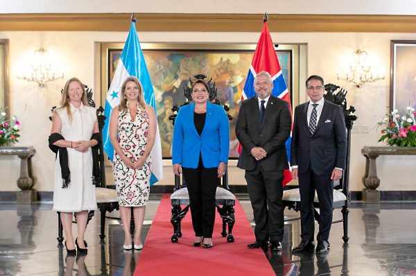 Presidenta Xiomara de Zelaya recibe credenciales de siete nuevos embajadores